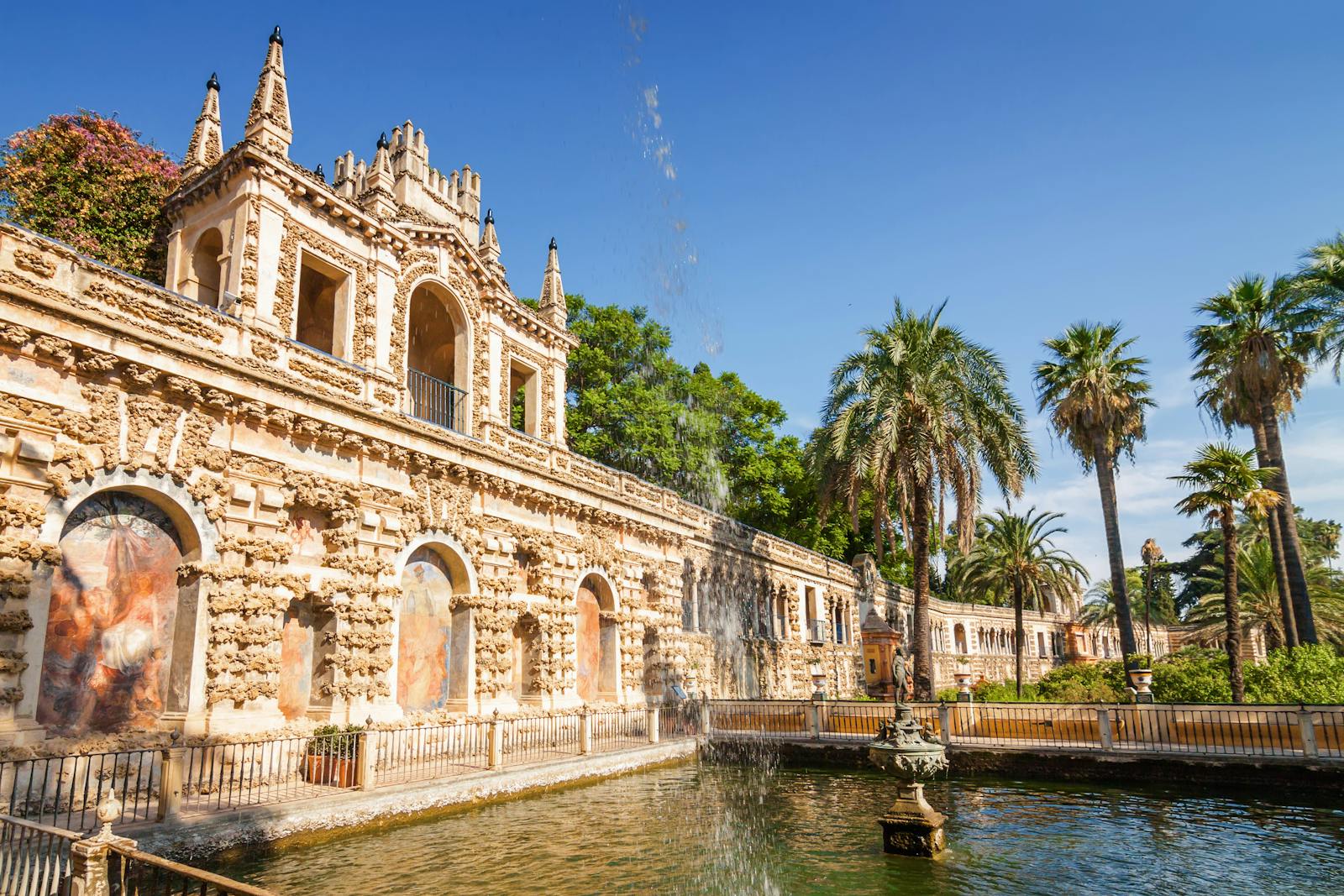 A Sevillai Alcázar oldala és kertjei