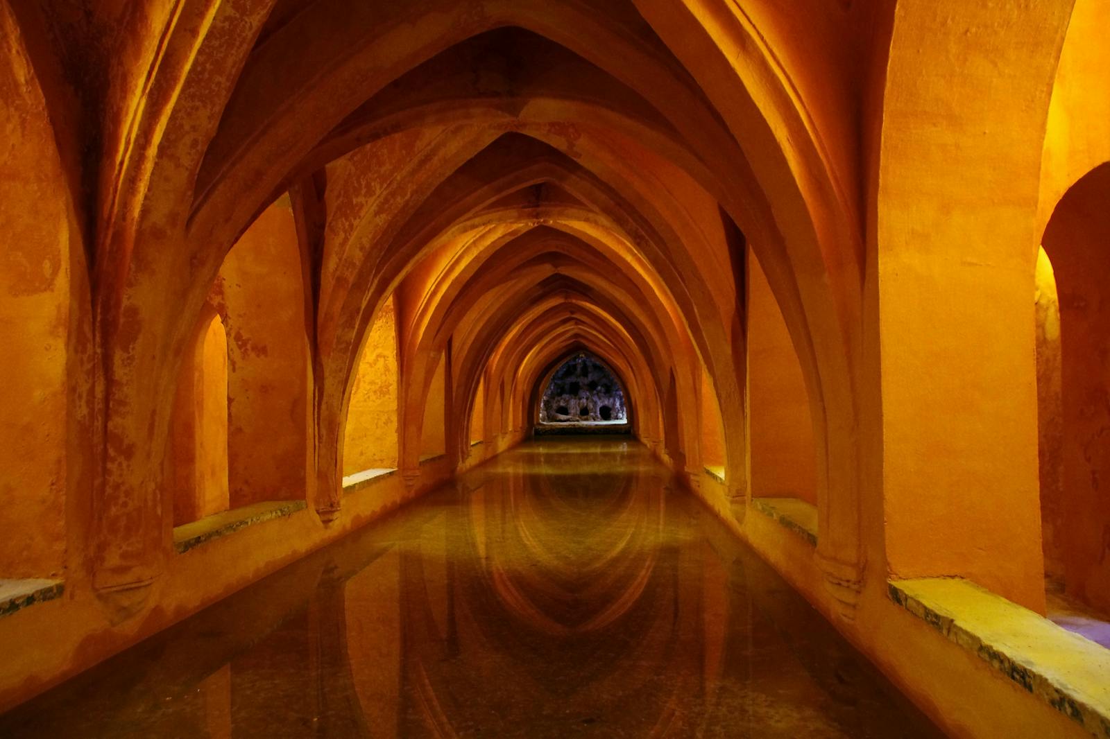 Perspectiefzicht van de gewelfde gang van het Alcázar van Sevilla