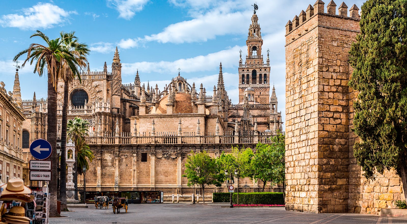 Majestetisk utsikt over Alcázar i Sevilla under en blå himmel