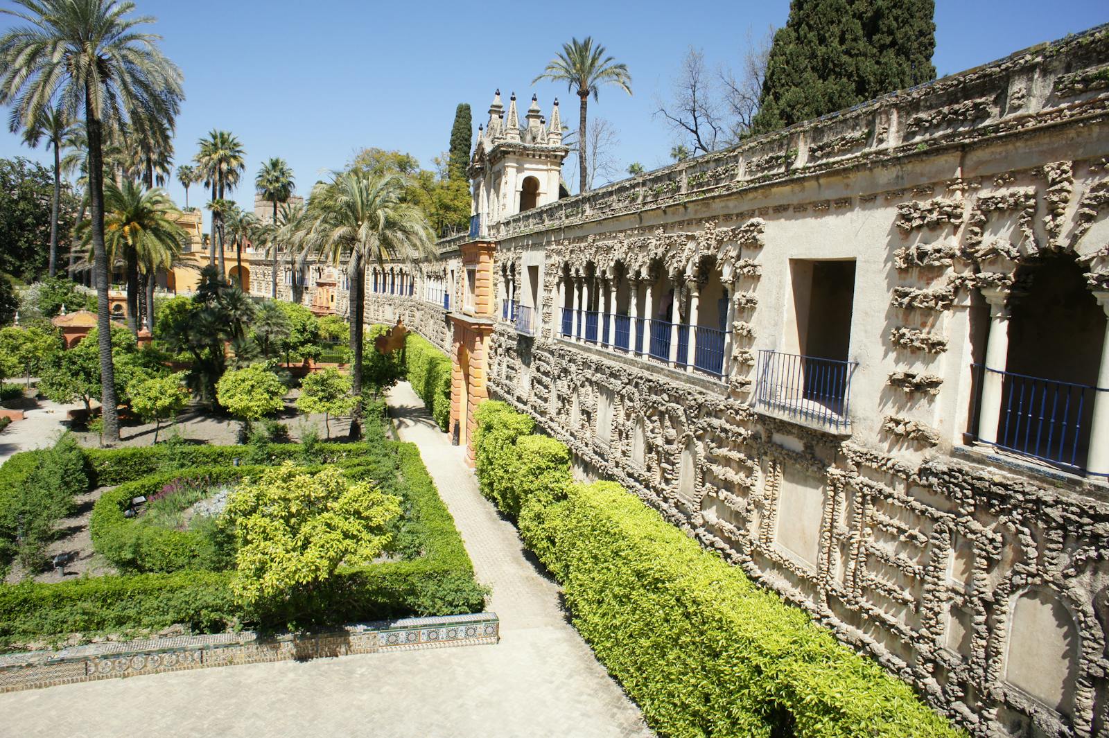 Sidevisning av Alcázar de Sevilla og hage