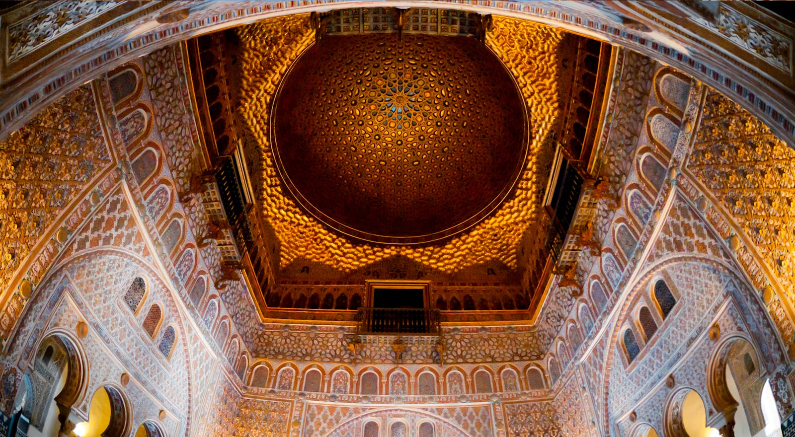 Utsikt nedover det dekorerte taket i Alcázar i Sevilla