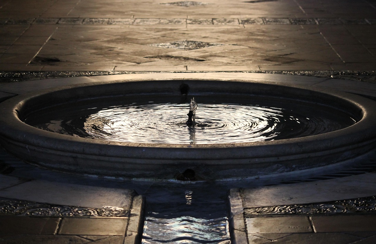 Detalj av en cirkulär fontän i Alcázar de Sevilla